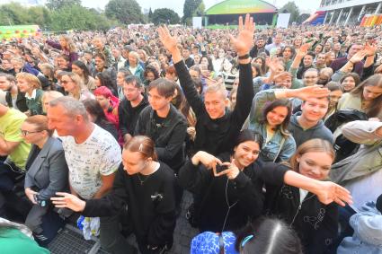 Москва. Посетители  на летнем фестивале  СберМаркета `Лето открытий` в парке Музеон.