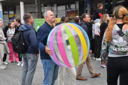 Москва.  Посетители на летнем фестивале  СберМаркета `Лето открытий` в парке Музеон.