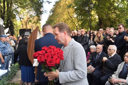 Москва.  Художественный руководитель Государственного театра наций Евгений Миронов во время похорон режиссера на Новодевичьем кладбище.