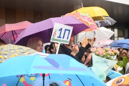 Екатеринбург. Школа #123 в Академическом районе, в  которую набрали 14 первых классов (448 первоклассников) после торжественной линейки 1 сентября