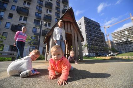 Москва.   Дети играют во дворе нового жилого комплекса.