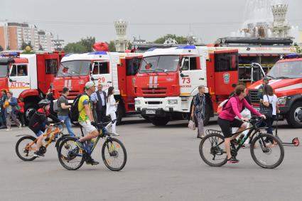 Москва. Выставка пожарной техникина ВДНХ.