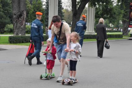 Москва. Мужчина с детьми  на ВДНХ.