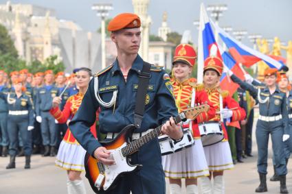 Москва. Выступление оркестра МЧС России, роты почётного караула и барабанщиц, танцевального и вокального коллективов Академии на торжественной церемонии принятия Присяги курсантами и студентами Академии ГПС МЧС.