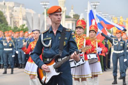 Москва.  Выступление оркестра МЧС России, роты почётного караула и барабанщиц, танцевального и вокального коллективов Академии на торжественной церемонии  принятия  Присяги курсантами и студентами  Академии ГПС МЧС.