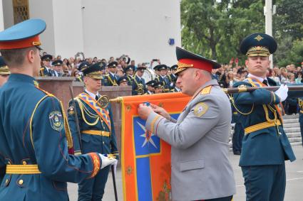 Москва.  Министр РФ по делам гражданской обороны, чрезвычайным ситуациям и ликвидации последствий стихийных бедствий (МЧС) Александр Куренков на торжественной церемонии  принятия  Присяги курсантами и студентами  Академии ГПС МЧС.