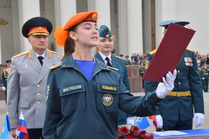 Москва.  Министр РФ по делам гражданской обороны, чрезвычайным ситуациям и ликвидации последствий стихийных бедствий (МЧС) Александр Куренков на торжественной церемонии  принятия  Присяги курсантами и студентами  Академии ГПС МЧС.