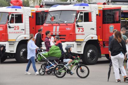 Москва. Выставка пожарной техникина ВДНХ.