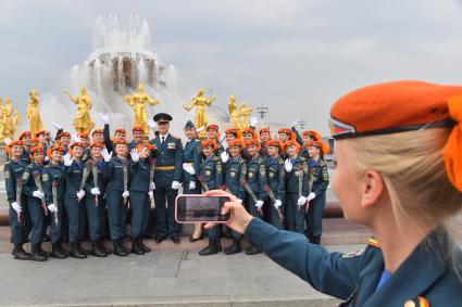 Москва.  Курсанты фотографируются после окончания   церемонии принятия  Присяги курсантами и студентами  Академии ГПС МЧС.