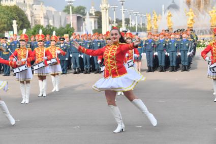 Москва. Выступление оркестра МЧС России, роты почётного караула, барабанщиц, танцевального и вокального коллективов Академии на торжественной церемонии принятия Присяги курсантами и студентами Академии ГПС МЧС.