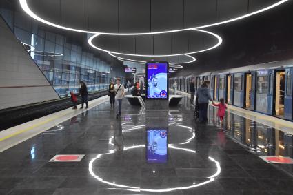 Москва. Пассажиры на станций метро `Пыхтино` Солнцевской линии Московского метрополитена.