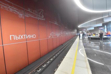 Москва. Пассажиры  на  станций метро   `Пыхтино` Солнцевской линии Московского метрополитена.