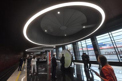 Москва. Пассажиры на станций метро `Пыхтино` Солнцевской линии Московского метрополитена.