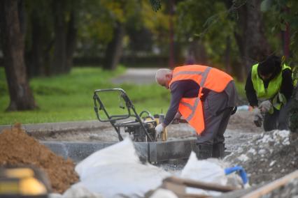 Екатеринбург. Рабочие во время реконструкции парка Энгельса