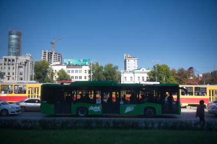 Екатеринбург. Автобус и трамвай на одной из главных улиц города