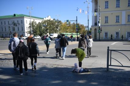 Екатеринбург. Женщина стоит у упавшего у дороги маленького ребенка