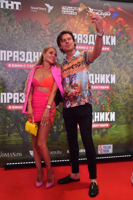 Москва. Актриса Анастасия Калашникова и певец Прохор Шаляпин (слева направо) на премьере комедии `Праздники` в кинотеатре `Каро 11 Октябрь`.