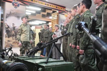 Екатеринбург. Музей боевой славы Урала при окружном доме офицеров. Курсанты кадетского училища на выставке трофеев с СВО на Украине