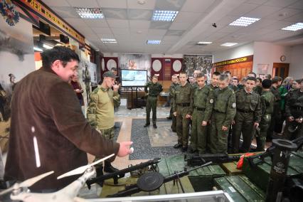 Екатеринбург. Музей боевой славы Урала при окружном доме офицеров. Курсанты кадетского училища на выставке трофеев с СВО на Украине