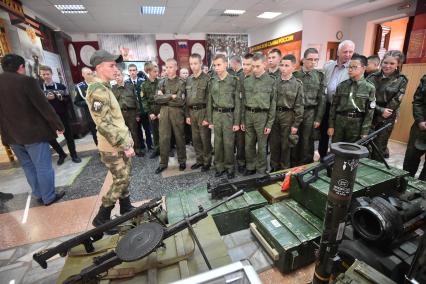 Екатеринбург. Музей боевой славы Урала при окружном доме офицеров. Курсанты кадетского училища на выставке трофеев с СВО на Украине