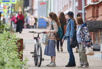 Пермь. Девушка с велосипедом на улице.