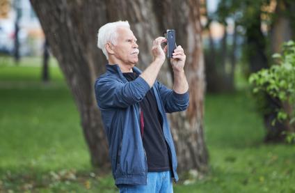 Пермь. Мужчина фотографирует в парке.