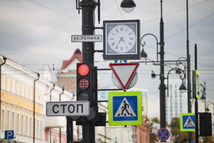 Пермь. Дорожные знаки  и уличные часы.