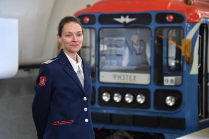 Москва. Сотрудница метрополитена  станции`Физтех`     Люблинско-Дмитровской линии московского метрополитена.