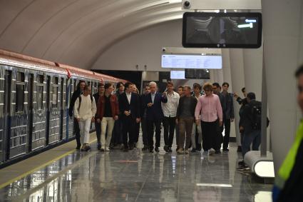 Москва. Мэр Москвы Сергей Собянин ( в центре) на открытии станции`Физтех` Люблинско-Дмитровской линии московского метрополитена.