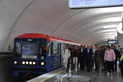 Москва. Мэр Москвы Сергей Собянин ( в центре) на открытии станции`Физтех` Люблинско-Дмитровской линии московского метрополитена.