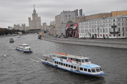 Москва. Парад теплоходов в честь Дня города на Москве-реке.