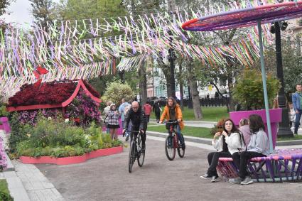 Москва. Велосипедисты на  Тверском бульваре, где проходит фестиваль`Цветочный джем`.