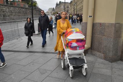 Москва. Женщина с детской коляской на Васильевском спуске.