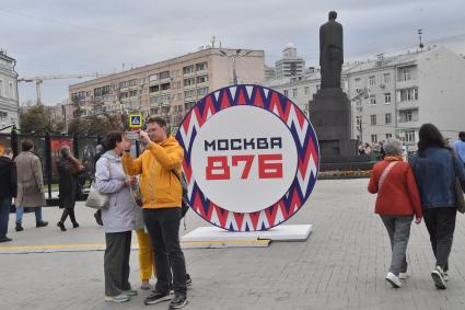 Москва.  Прохожие фотографируются на Тверском бульваре .