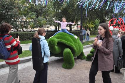 Москва. Девочка играет на  Тверском бульваре, где проходит фестиваль`Цветочный джем`.