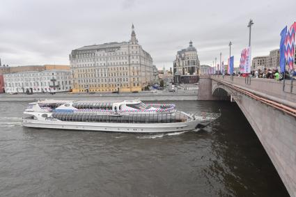 Москва. Парад теплоходов в честь Дня города на Москве-реке.