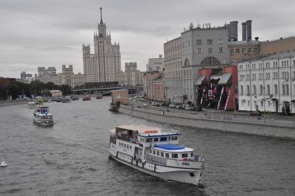 Москва. Парад теплоходов в честь Дня города на Москве-реке.