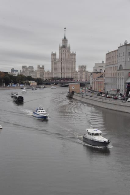 Москва. Парад теплоходов в честь Дня города на Москве-реке.