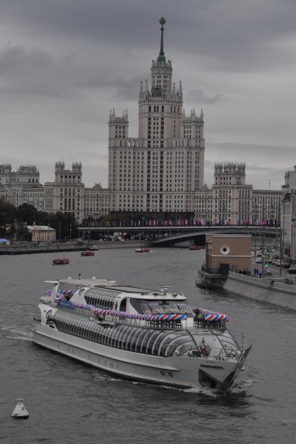 Москва. Парад теплоходов в честь Дня города на Москве-реке.