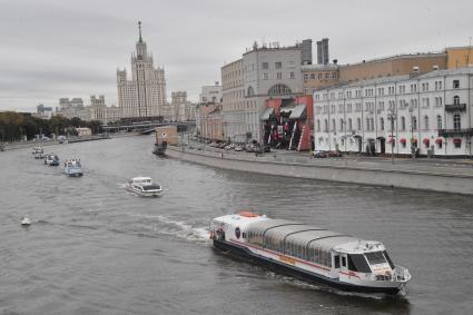 Москва. Парад теплоходов в честь Дня города на Москве-реке.