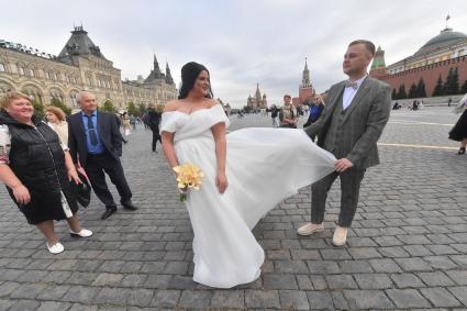 Москва. Жених и невеста на Красной площади.