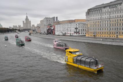 Москва. Парад теплоходов в честь Дня города на Москве-реке.