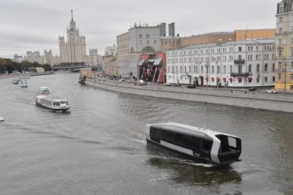 Москва. Парад теплоходов в честь Дня города на Москве-реке.