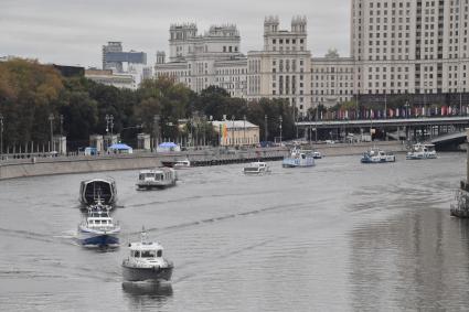 Москва. Парад теплоходов в честь Дня города на Москве-реке.