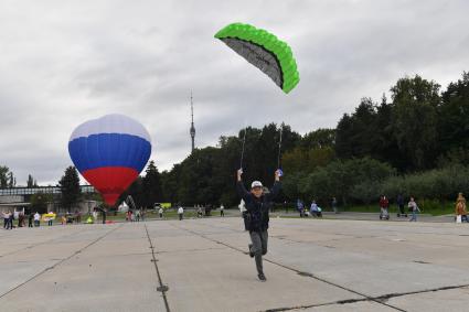 Москва.   Празднование Дня города Москвы на ВДНХ. Мальчик запускает воздушного змея.