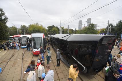 Москва.  Исторические  модели трамваев на параде ретротранспорта ко Дню города на  ВДНХ.