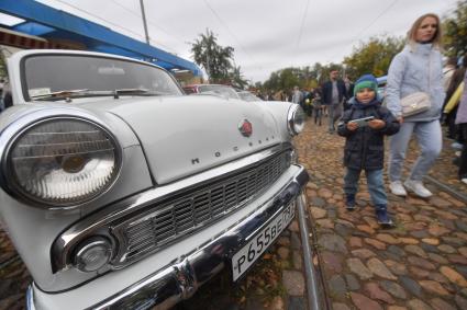 Москва.   Выставка ретроавтомобилей на параде ретротранспорта во время празднования  Дня города на  ВДНХ.