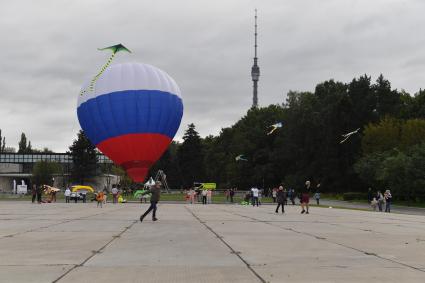 Москва. Празднование Дня города Москвы на ВДНХ. Мальчик запускает воздушного змея.