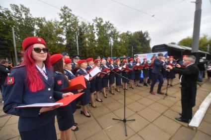 Москва. Выступрение артистов на параде ретротранспорта ко Дню города на  ВДНХ.