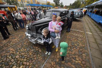Москва.  Выставка ретроавтомобилей на параде ретротранспорта во время празднования  Дня города на  ВДНХ.